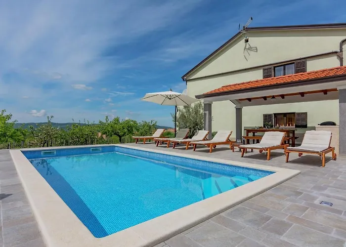 Comfortable Apartment In Cerovlje With Pool