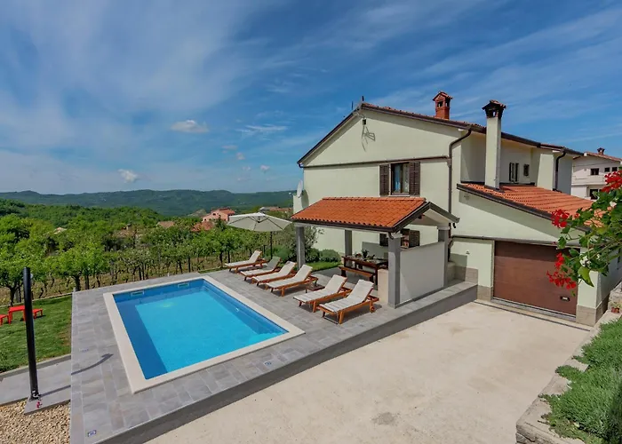 Comfortable Apartment In Cerovlje With Pool