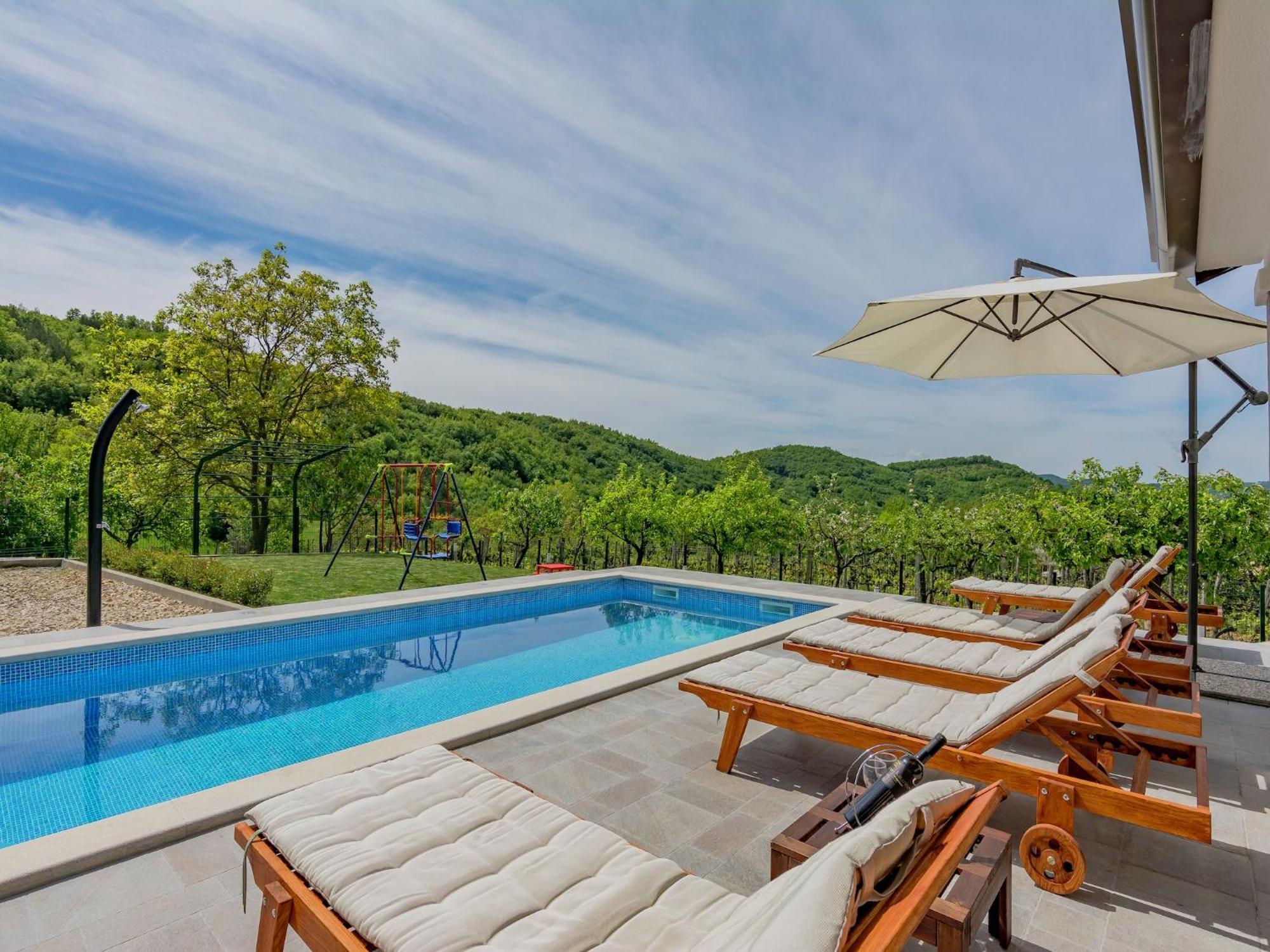 Comfortable In With Pool Apartment Cerovlje