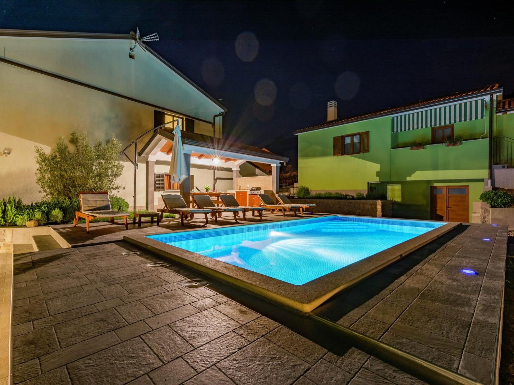 Comfortable In With Pool *