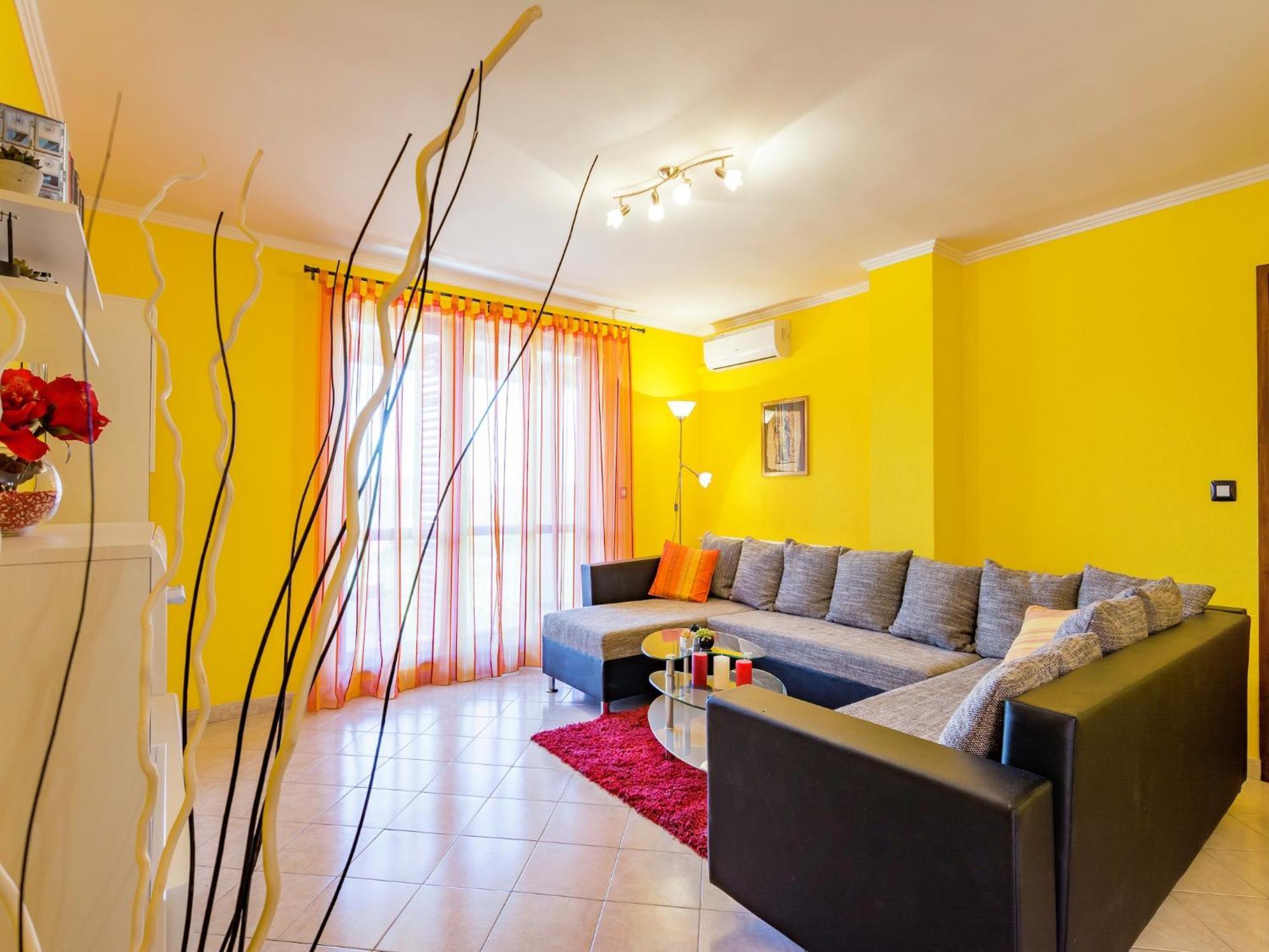 Comfortable In With Pool Appartement